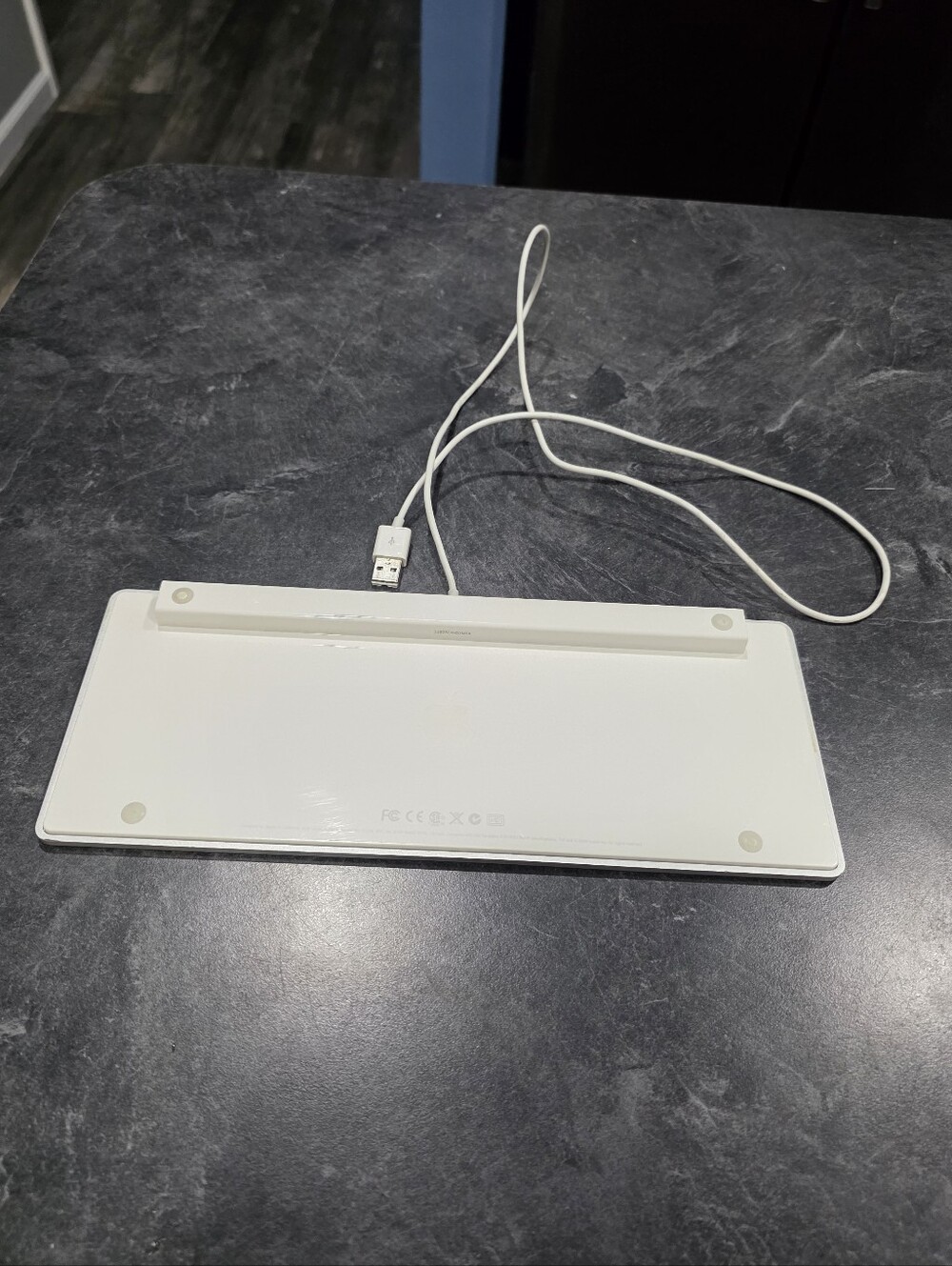 Apple Keyboard - Picture 2 of 3
